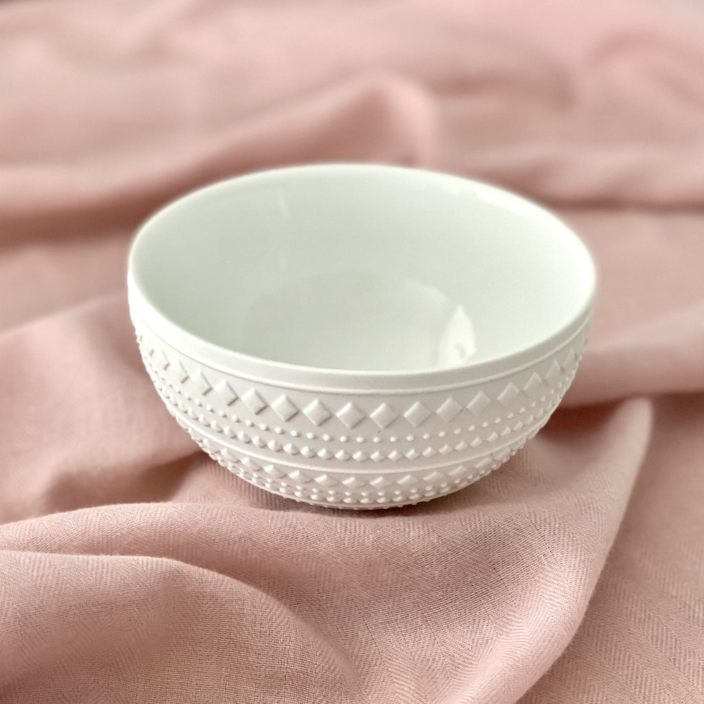 Bowl em porcelana com pormenores em alto relevo em porcelana mate
