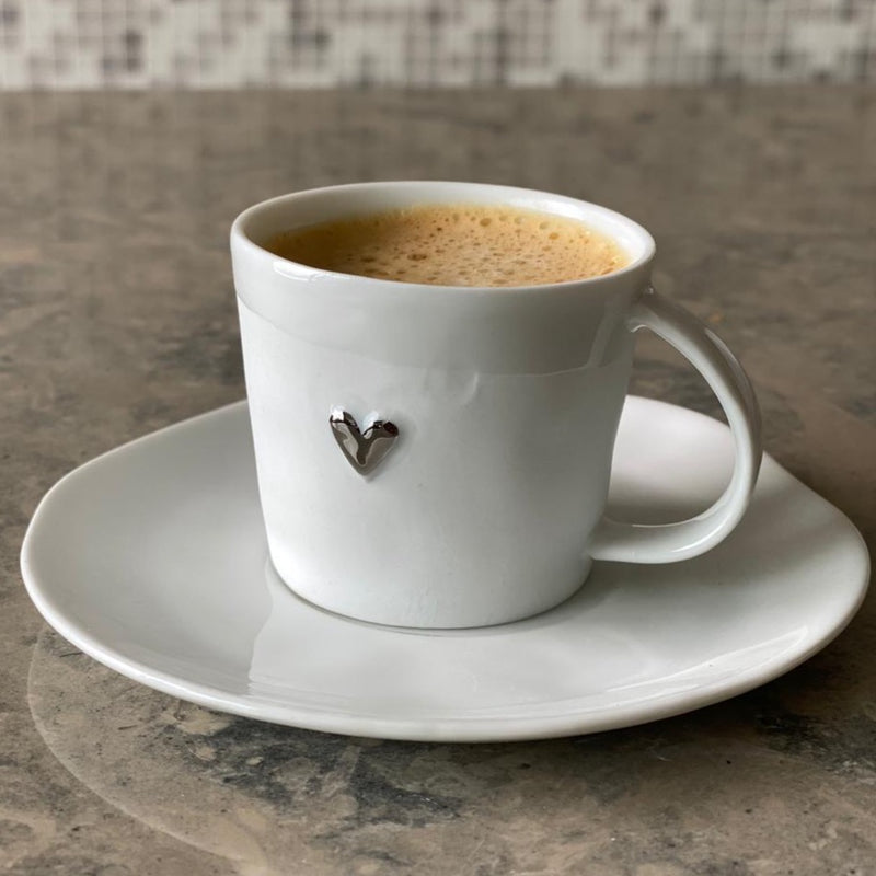 Chávena em porcelana fina branca com acabamento mate e faixa em esmalte 