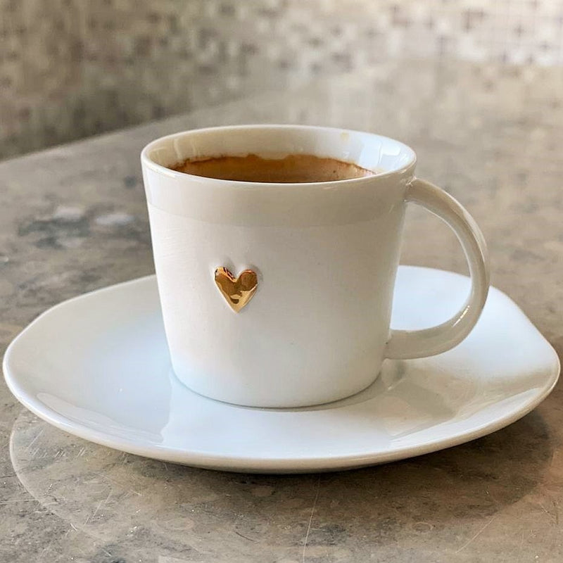 Chávena em porcelana fina fosca, com lindo pormenor de coração dourado metalizado!